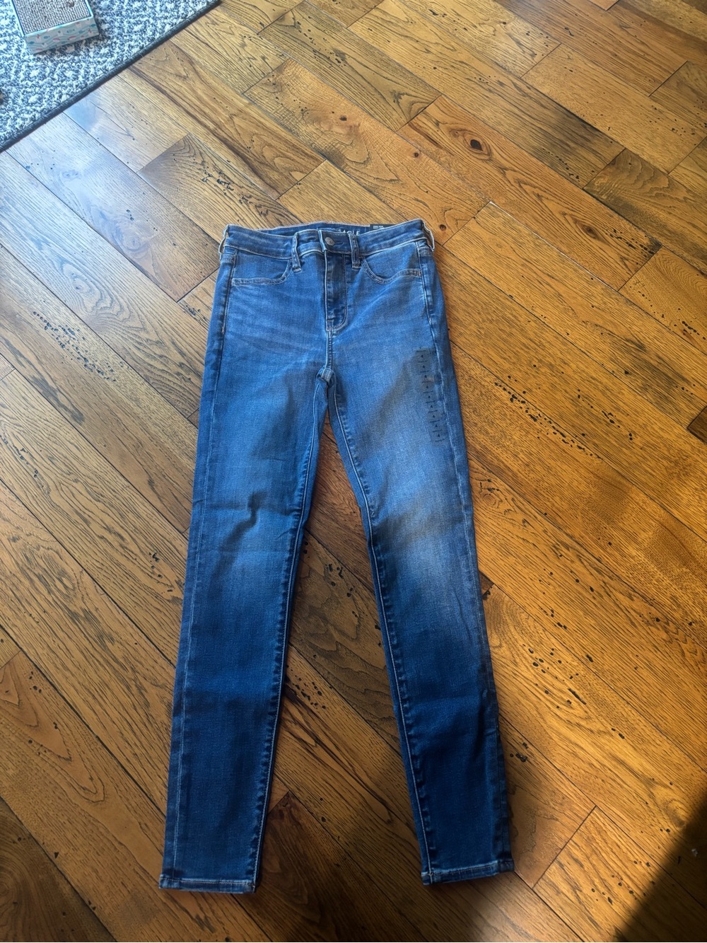 NWT American Eagle Outfitters Women’s Blue Mid Wash High Rise Skinny Jeans Sz 4